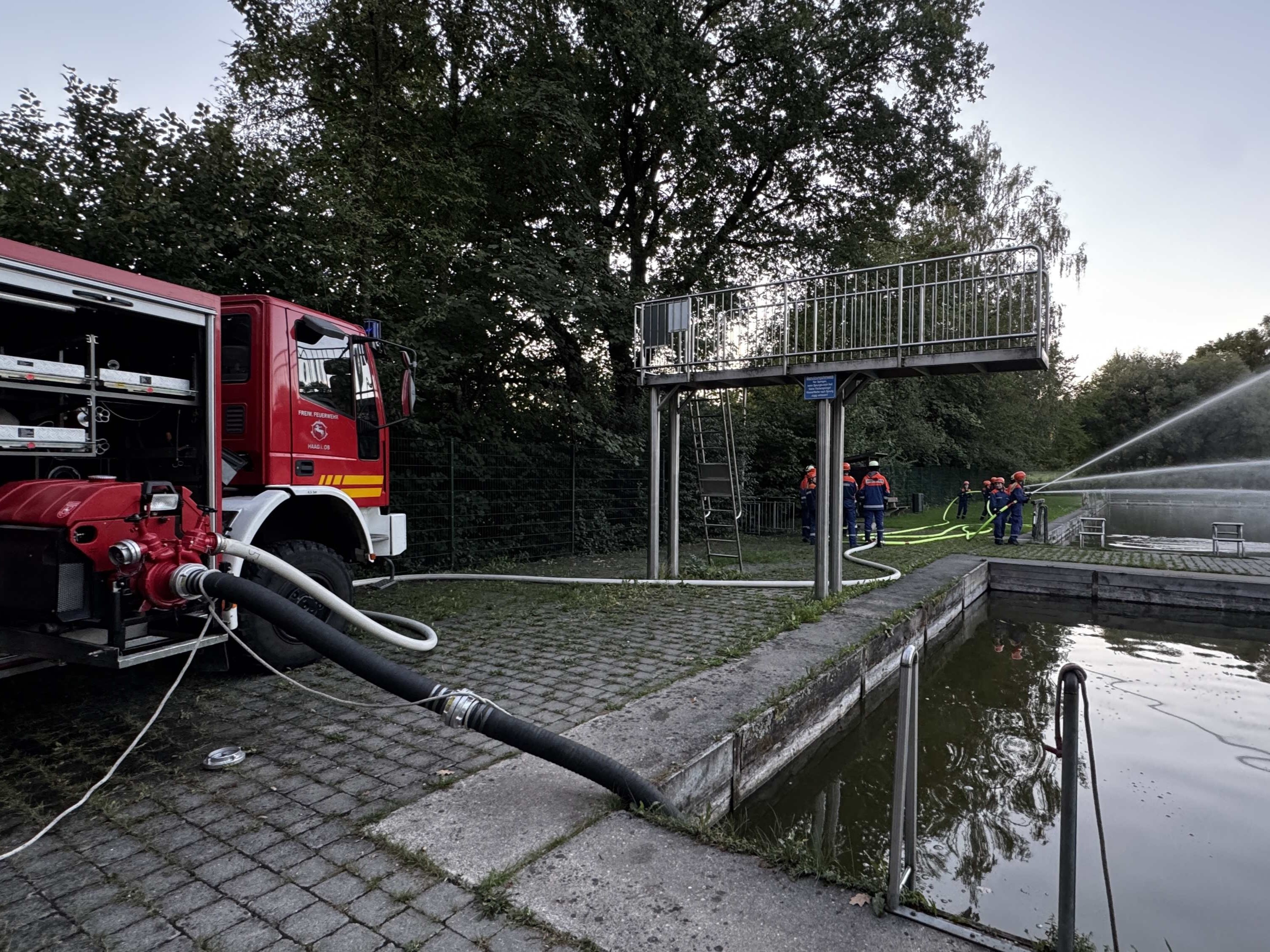 Jugendfeuerwehr übt im Haager Freibad