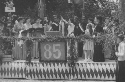 Standartenweihe 1952 mit 85-jährigem Gründungsfest - Noller Ernst als Taferlbua rechts unten
